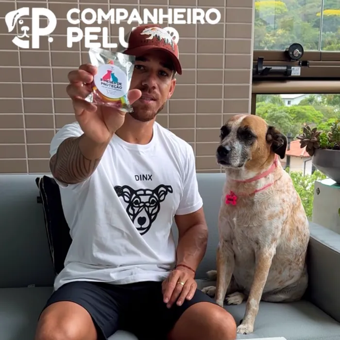 Tutor con su perro mostrando el collar
